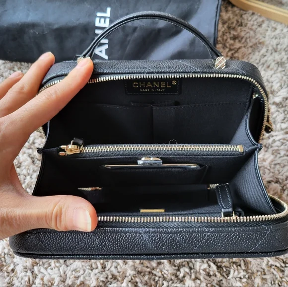 ❌️SOLD❌️22P chanel vanity case - Picture 9 of 13